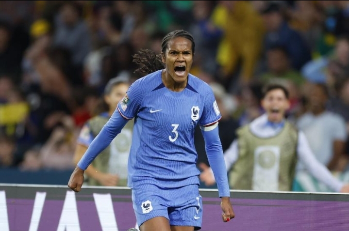 Les Bleues rendent hommage à Wendie Renard : « C’est notre soldat, c’est l’image de la France »