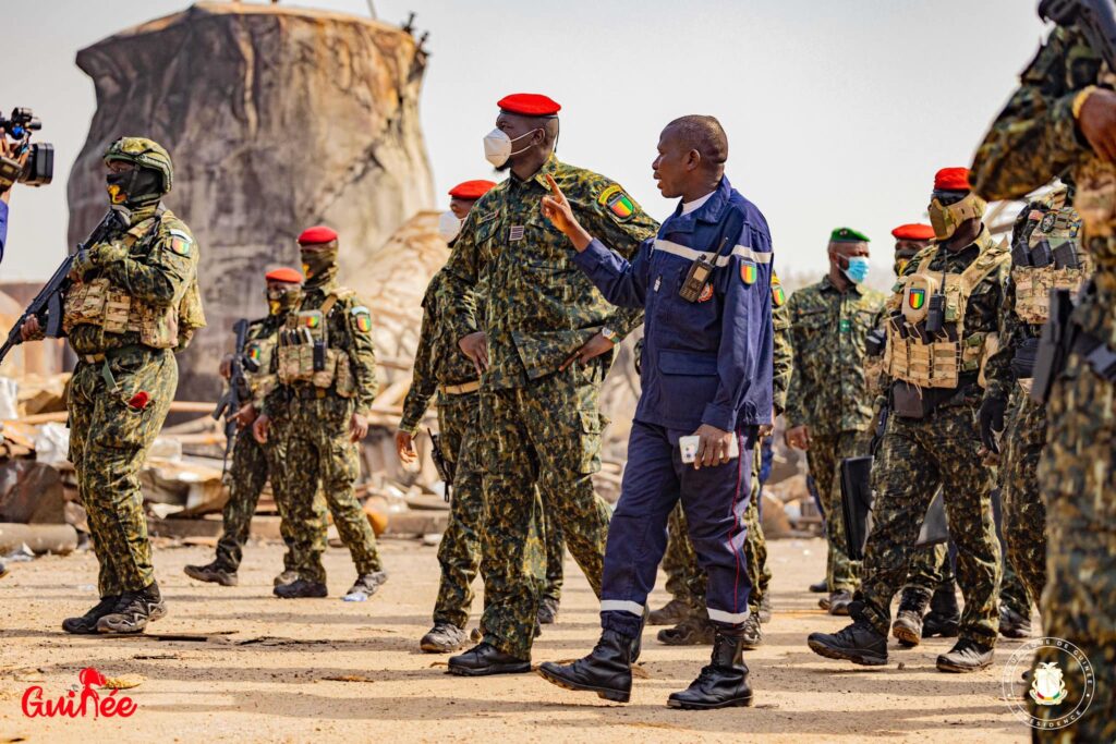 Colonel Mamady Doumbouya visite le dépôt d’hydrocarbures de Kaloum