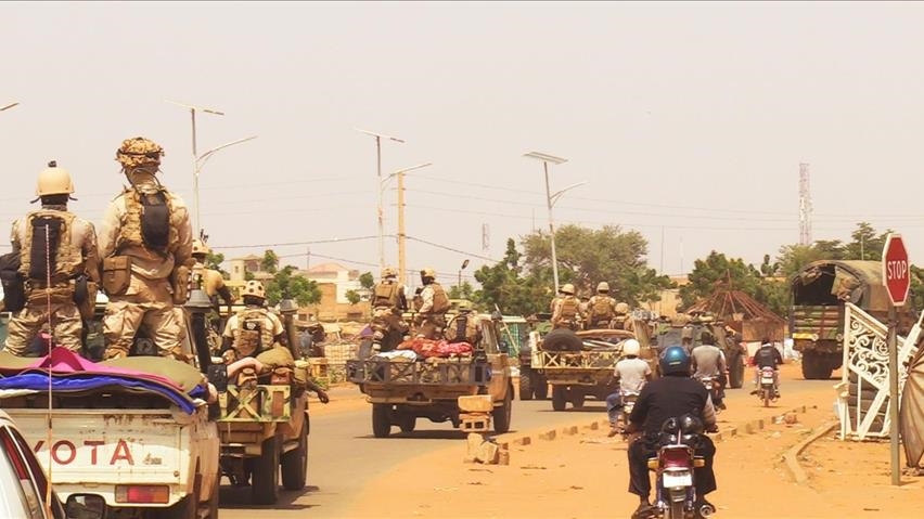 Niger : les autorités annoncent la découverte d’une « cache d’armes » française à Niamey