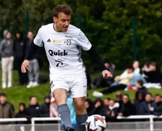 Football : Emmanuel Macron marque un pénalty