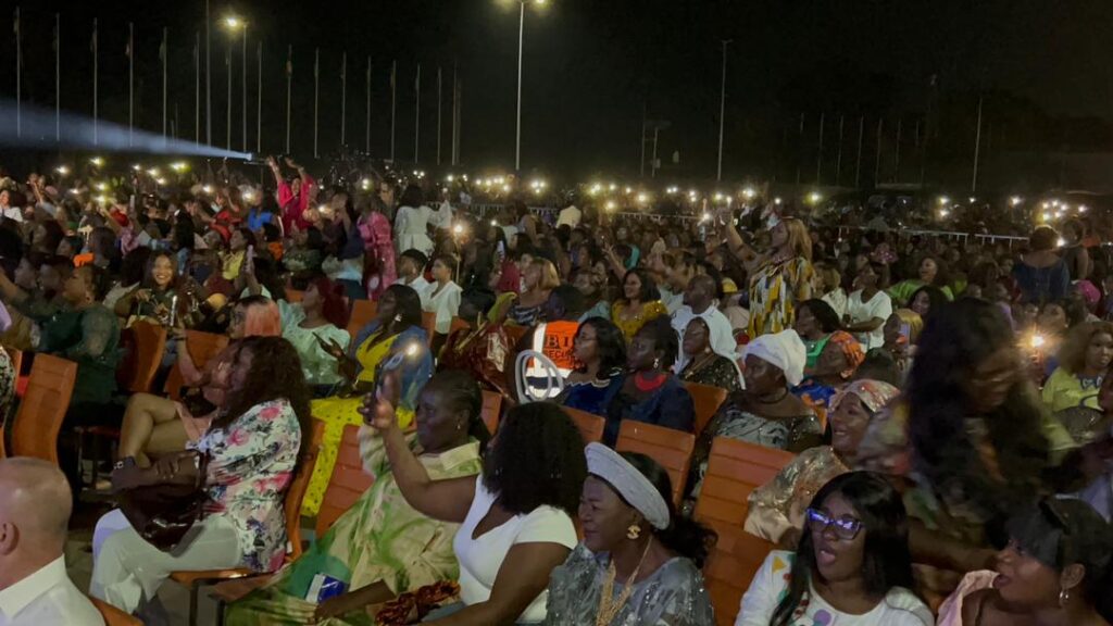 Concert de Sona Tata : une foule en liesse envahit l’esplanade du Palais du Peuple