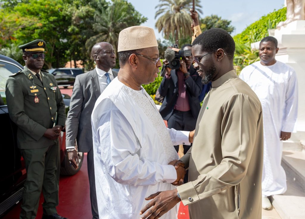 Macky Sall reçu au palais présidentiel : l’ancien chef d’État sollicite le soutien de Diomaye Faye pour sa candidature à l’ONU
